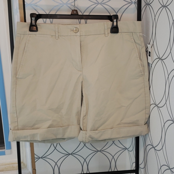 NWT gap boyfriend shorts knaki size 6 long - Picture 1 of 6